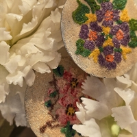 blomsterbuketter i mini glasperler på rund metalplade gamle franske